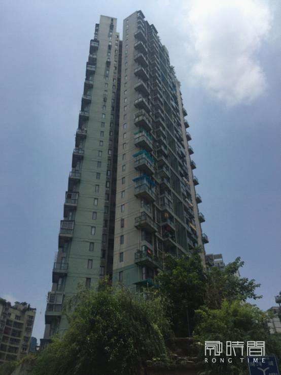 重慶市江北區(qū)覲陽(yáng)門(mén)街55號(hào)（寰宇天下觀瀾苑A區(qū)）1幢23-3、五里店36號(hào)（華新都市花園）18幢13-1房屋和九龍坡區(qū)勞